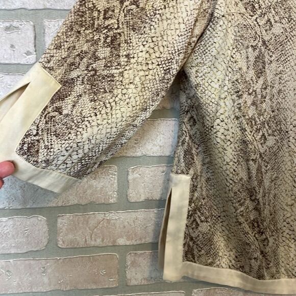 Doncaster Women’s 95% Silk Top Blouse Python Print Size 8 Cream 3/4 Sleeves - Picture 2 of 5
